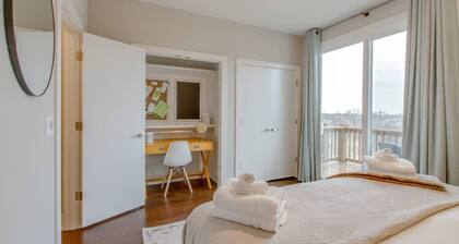 Skyline Views - Romantic & Fun - Downtown Location