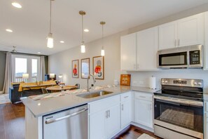 Kylskåp, mikrovågsugn, ugn och spishäll