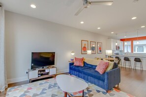 Flat-screen TV, Hulu, streaming services - Skyline Views - Romantic & Fun - Downtown Location (Nashville)