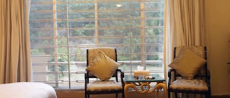 Habitació doble executiva | Escriptori i roba de llit