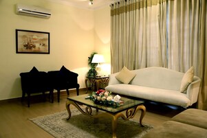 行政雙人房 | 客廳 | 42-吋平面電視、有線頻道、電視、 DVD 播放機