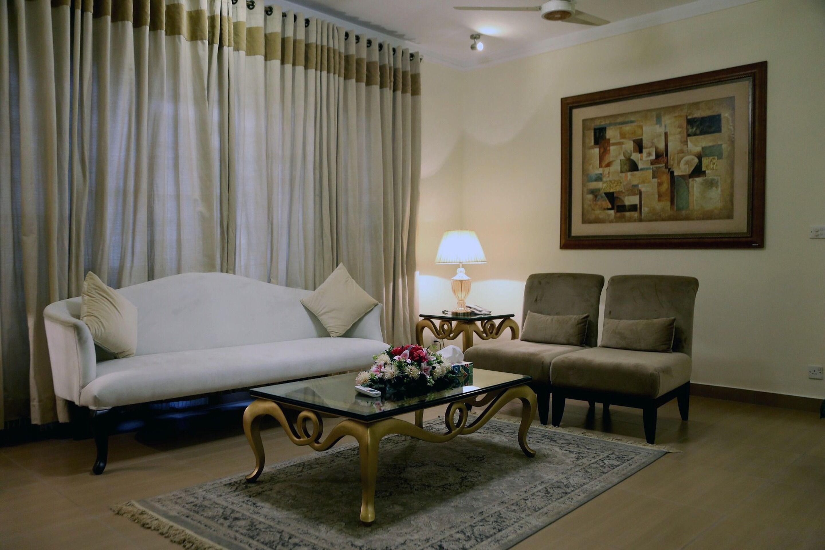 Kamar Double Eksekutif | Ruang keluarga | Televisi layar datar 42-inci dengan saluran TV kabel dan TV