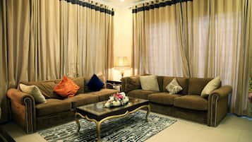 Kamar Double Eksekutif | Ruang keluarga | Televisi layar datar 42-inci dengan saluran TV kabel dan TV