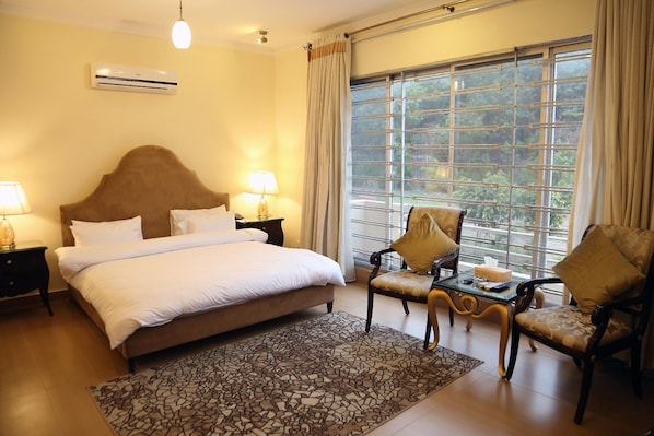 Kamar Double Eksekutif | Meja kerja dan seprai linen