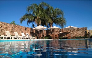Piscina externa sazonal, funciona das 9h às 22h, guarda-sóis