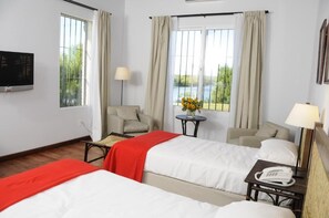 Frigobar, cofres nos quartos, cortinas blackout, Wi-Fi de cortesia