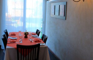 Café da manhã com buffet grátis todos os dias