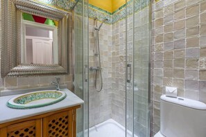 Shower, hair dryer, towels, soap - Apartment Nº2 PuraSevilla. Traditional Charm in the Center of Seville (Sevilla)