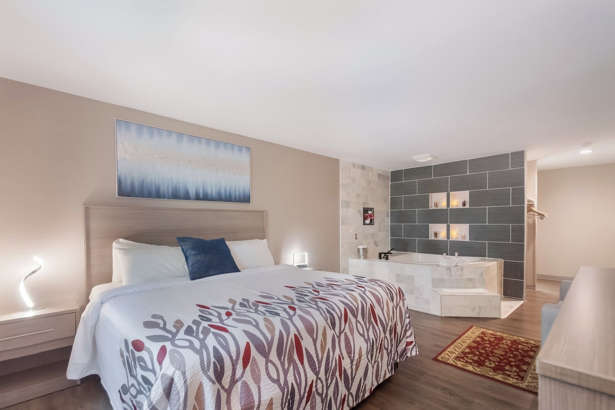 Chambre Supérieure, 1 très grand lit, non-fumeurs, baignoire à jets | Bureau, espace de travail pour ordinateur portable, rideaux occultants