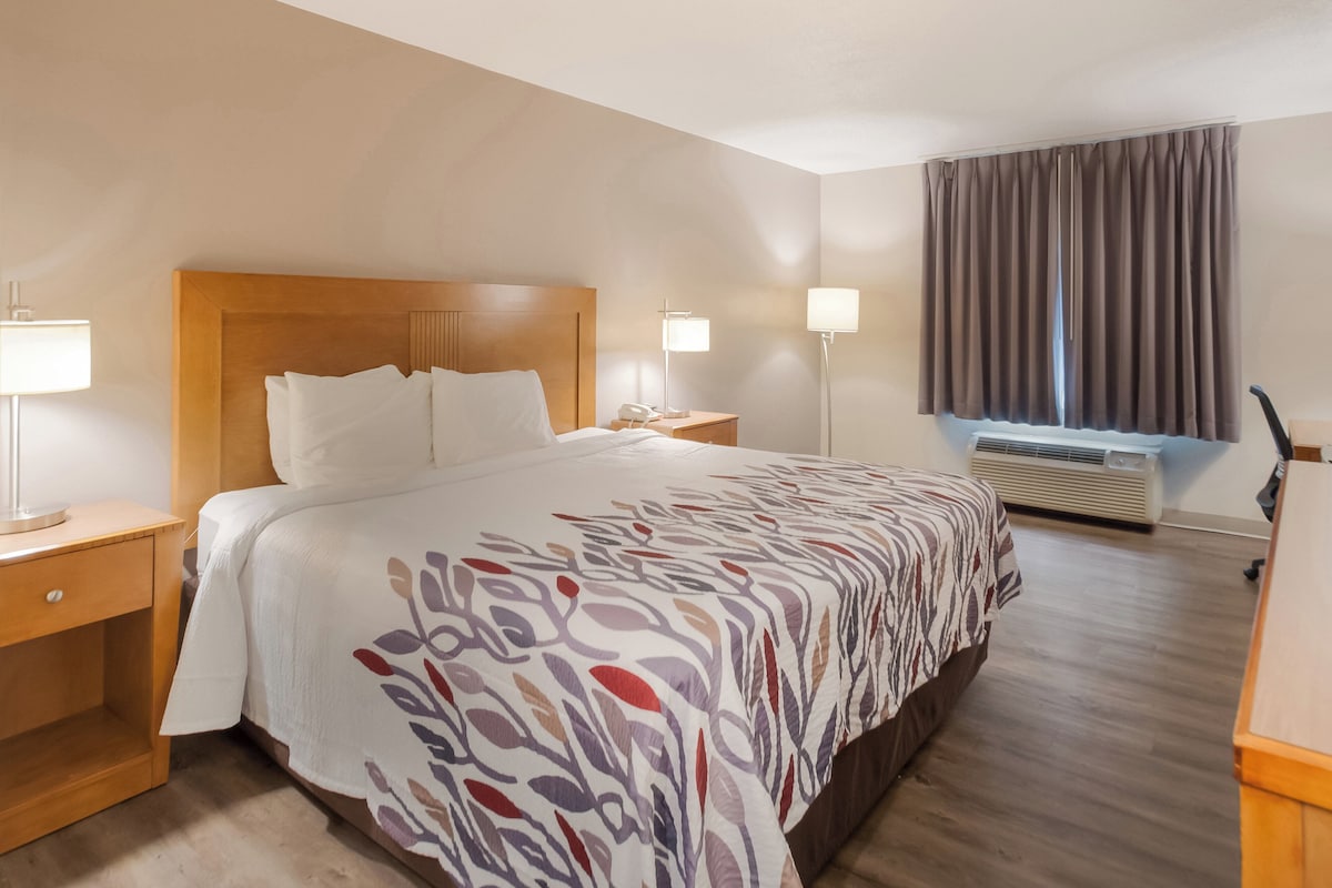 Chambre Deluxe, 1 très grand lit, non-fumeurs | Bureau, espace de travail pour ordinateur portable, rideaux occultants
