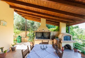 Outdoor dining - Situated in Nopíyia,  (ΚΙΣΣΑΜΟΣ)