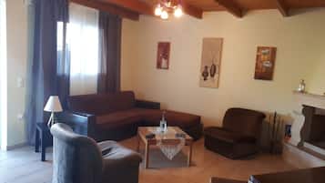 Télévision, cheminée, table de tennis de table