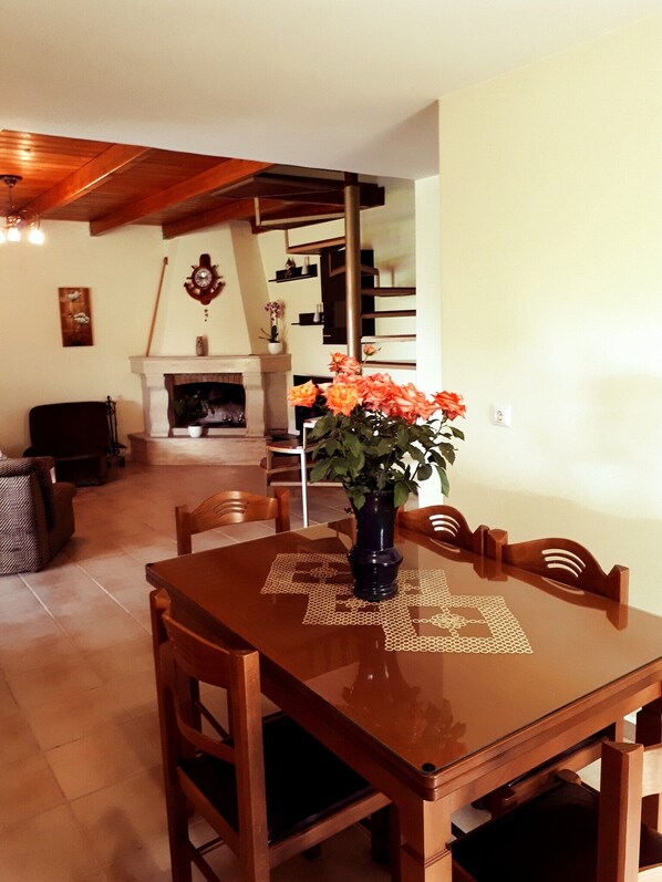 Dining - Situated in Nopíyia,  (ΚΙΣΣΑΜΟΣ)