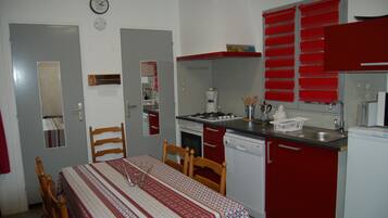 Een koelkast, een microgolfoven, een oven, een kookplaat