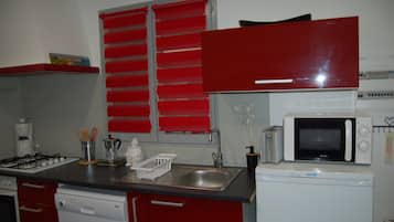 Een koelkast, een microgolfoven, een oven, een kookplaat