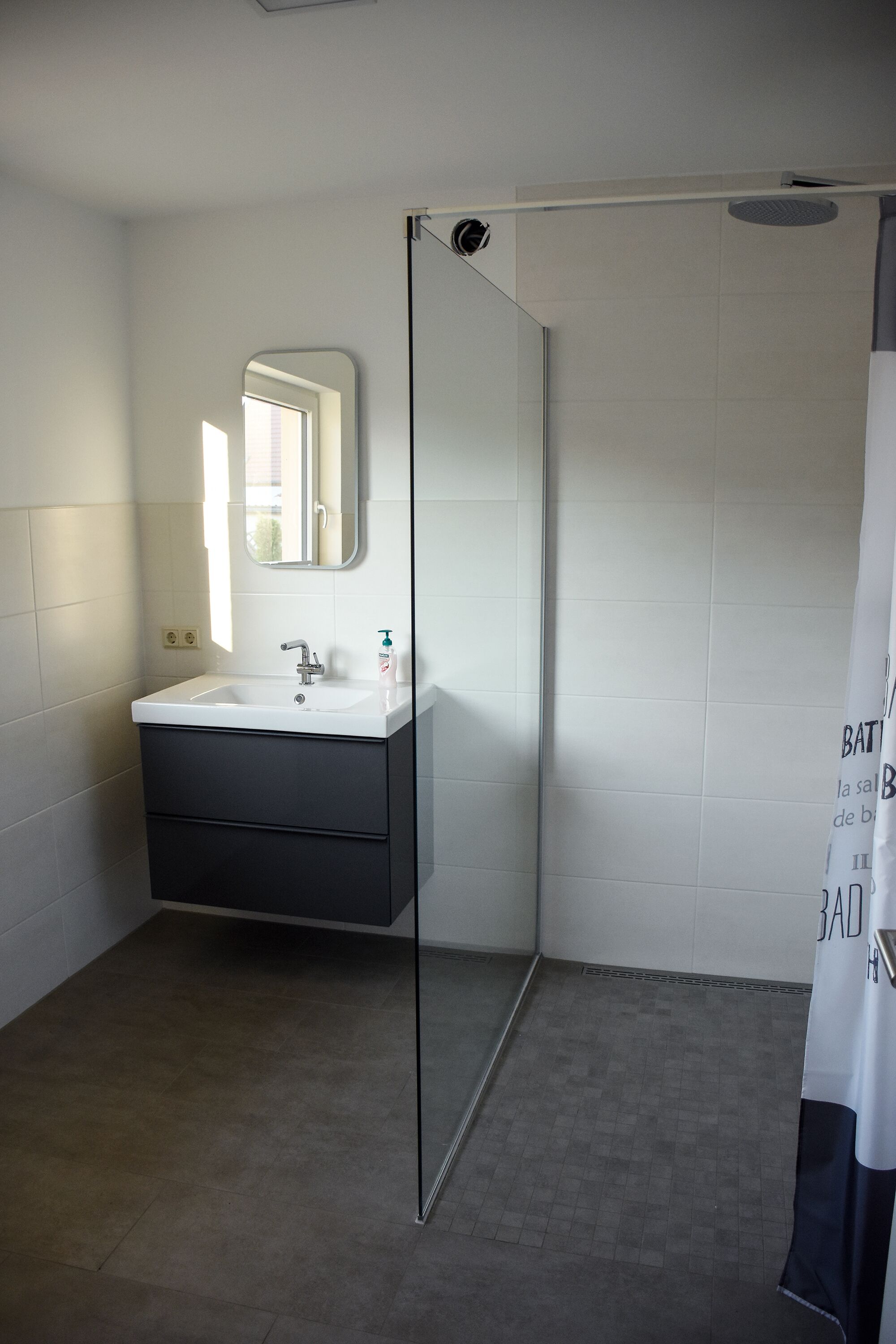 Douche, sèche-cheveux, serviettes fournies, savon