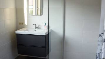 Douche, sĂšche-cheveux, serviettes fournies, savon