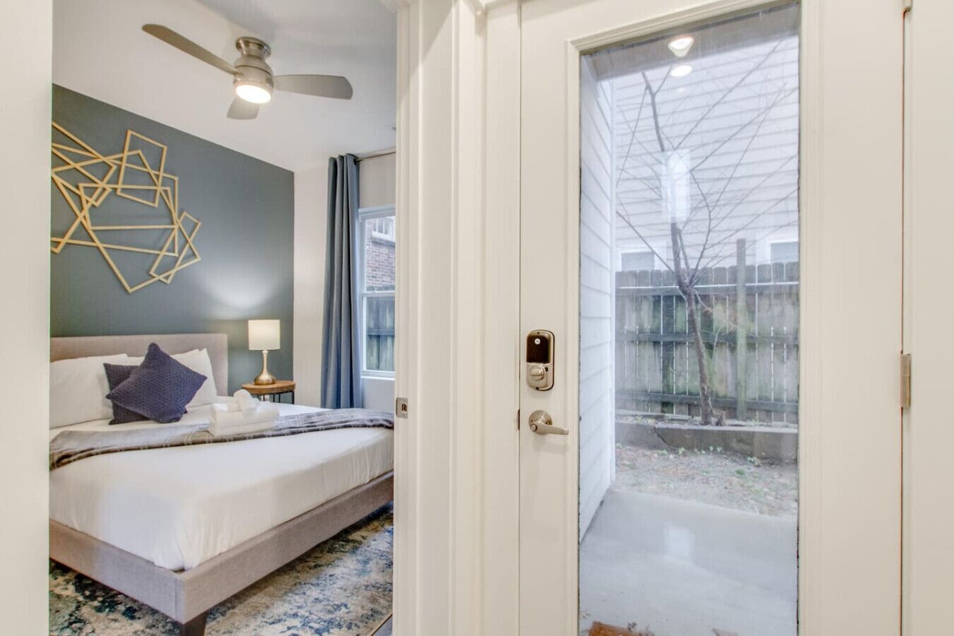 4 chambres, bureau, fer et planche à repasser, lit parapluie