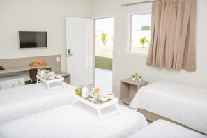 Escritorio, espacio para trabajar con laptop y wifi gratis 