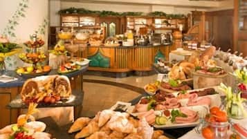 بوفيه فطور مجانًا يوميًا