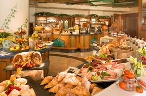 Free daily buffet breakfast