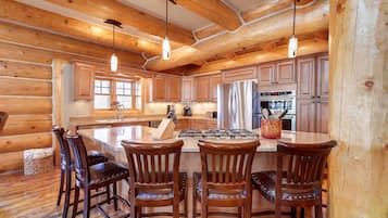 Frigorífic, microones, forn i placa de cuina