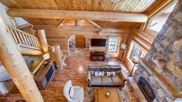 Televisor de pantalla plana i llar de foc