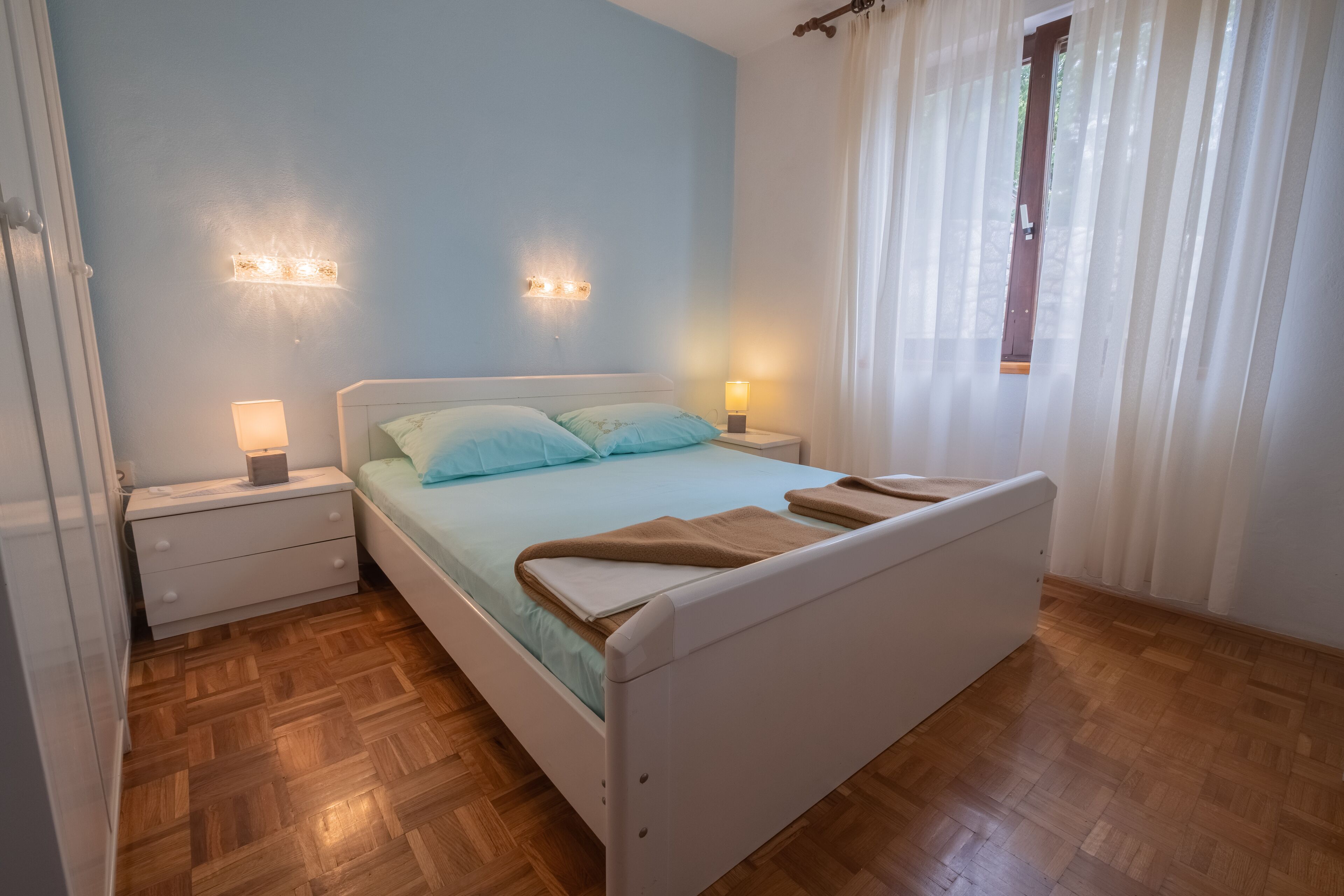 3 slaapkamers, een strijkplank/strijkijzer, gratis wifi, beddengoed