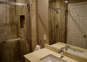 Separate tub and shower, free toiletries, slippers, towels - East Eden Bed and Breakfast (Ottawa)