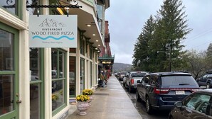 Vista de la calle con un restaurante llamado "Riverfront Wood Fired Pizza" en Thomas, Virginia Occidental.