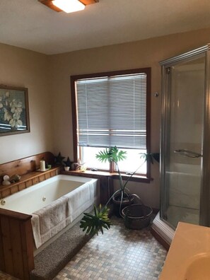Shower, jetted tub, towels, toilet paper