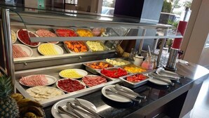 Un bufé con diversos alimentos y utensilios.