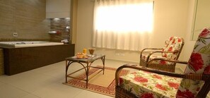 套房, 浴缸 | 客廳 | 電視