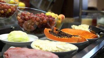 Café da manhã com buffet grátis todos os dias