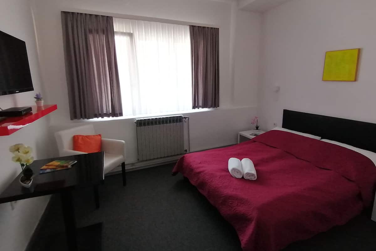 Classic Double Room | Desk, WiFi (free), bed sheets