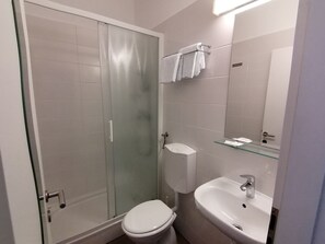 Classic Double Room | Bathroom | Towels, soap, toilet paper - Grand Bells Bed and Breakfast (Zagreb)