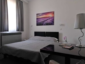 Kahden hengen classic-huone | Työpöytä, ilmainen Wi-Fi, vuodevaatteet