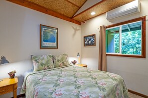 1 soverom, skrivebord, strykejern/-brett og reiseseng for barn