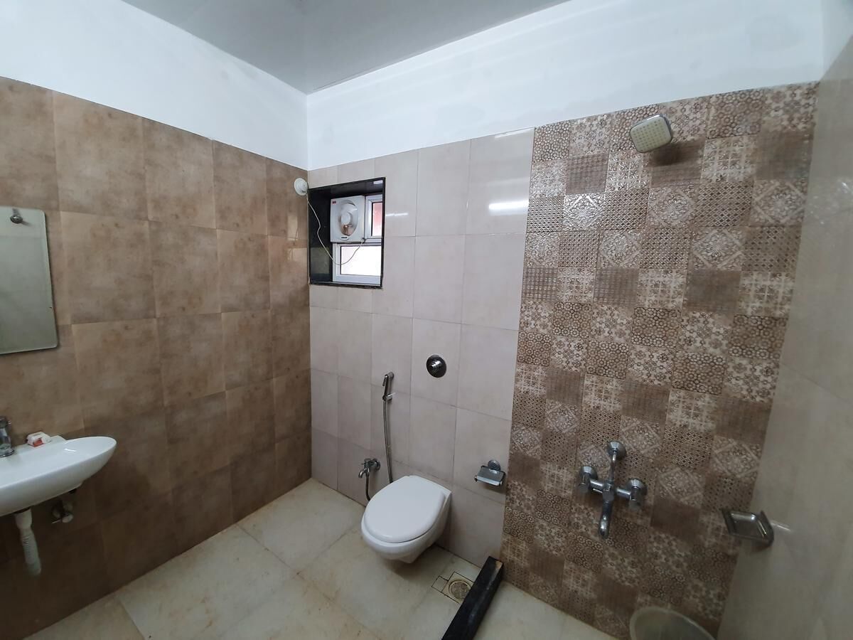 Ducha, cabezal de ducha con hidromasaje, toallas, jabón