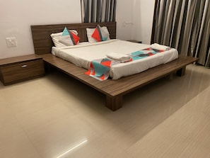 AC Couple Room | Memory foam beds, individually decorated, individually furnished, desk - Hotel JD Villa (Mawal)