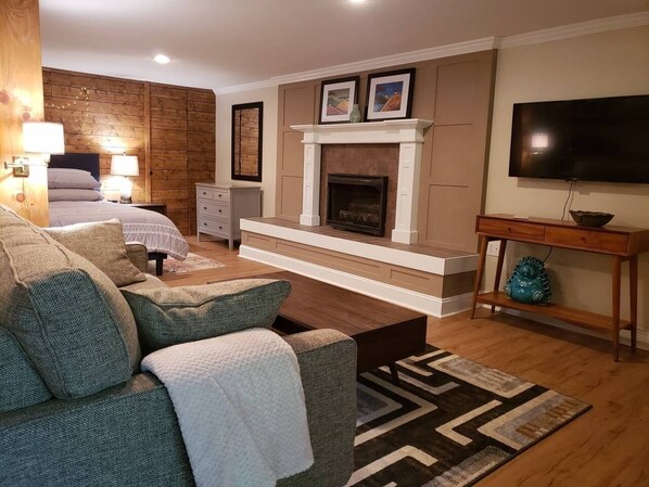 Smart TV, fireplace, foosball, books - Modern Mountain Escape - Private Fireplace & Views (Asheville)