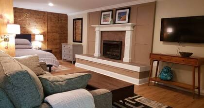 Modern Mountain Escape - Private Fireplace & Views