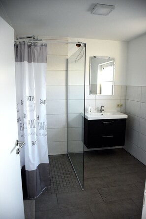Dusche, Haartrockner, Handtücher, Seife