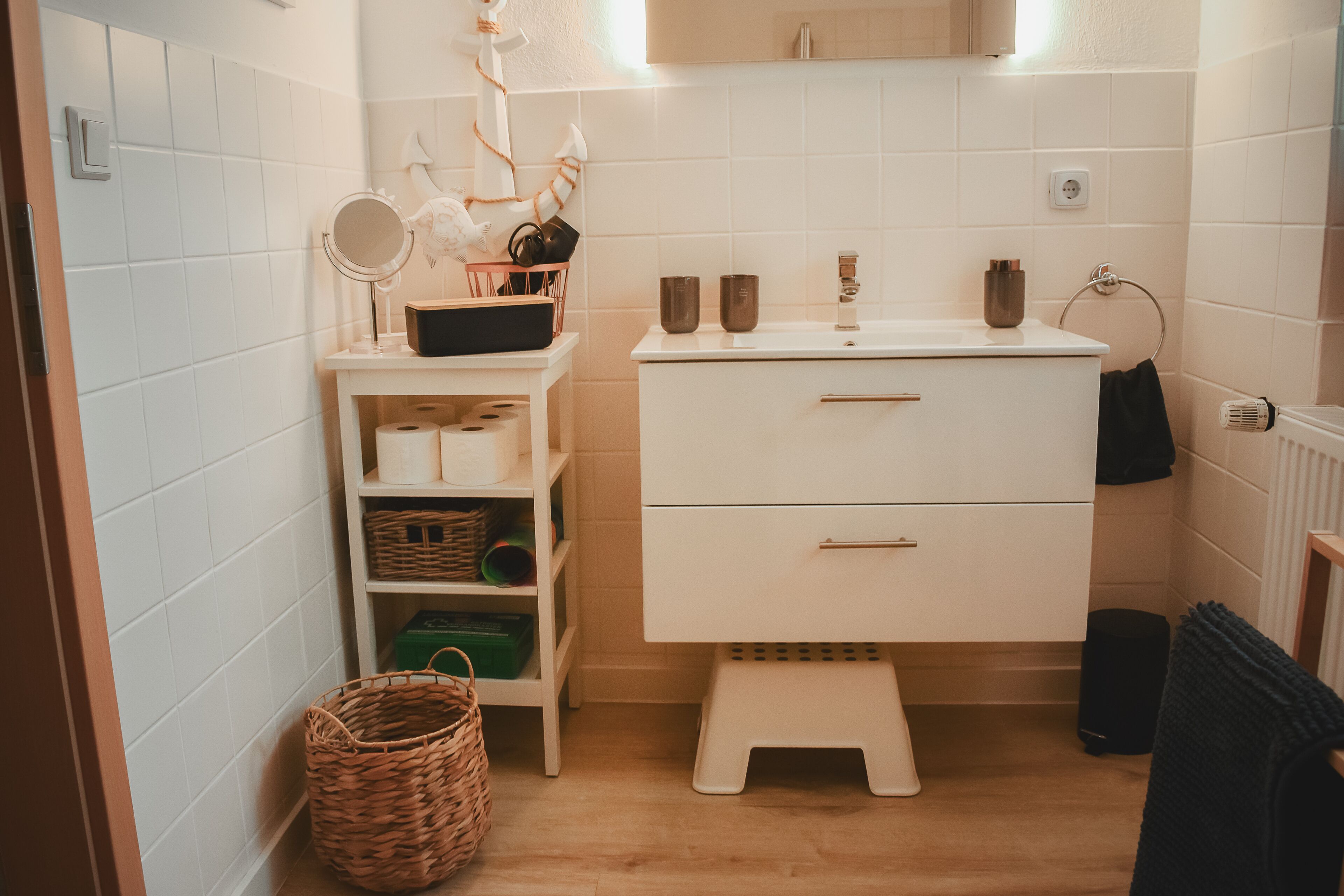 Haartrockner, Handtücher, Seife, Toilettenpapier