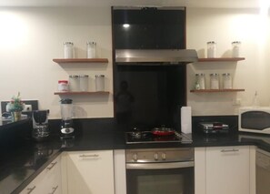 Mikrowelle, Geschirrspüler, Wasserkocher mit Kaffee-/Teezubehör