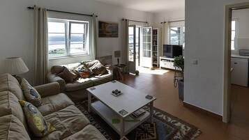 Smart TV, DVD player, books, stereo