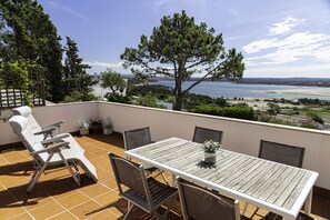 Outdoor dining - Silver Coast apartment with panoramic views at Foz do Arelho (Foz do Arelho)