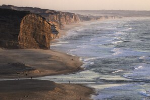 Un paysage côtier avec des falaises et une plage de sable.