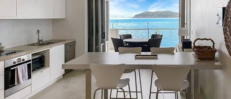 Réfrigérateur, micro-ondes, plaque de cuisson, lave-vaisselle