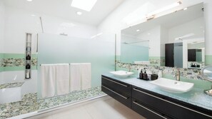 Shower, hair dryer, towels, shampoo - Laguna Del Mar #18 (Seven Mile Beach)